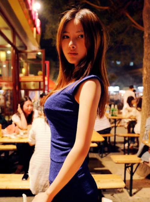 不扣纽扣的女孩